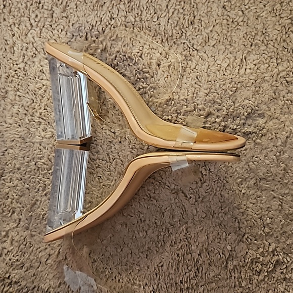 4/$20 FASHION NOVA HEELS - Picture 5 of 15